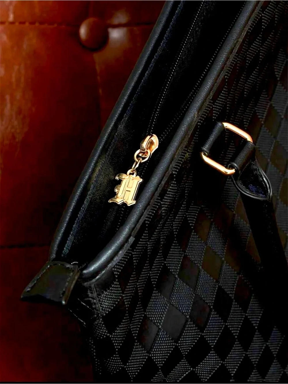 Harry Potter Hogwarts Crest Large Black and Gold Tote Bag